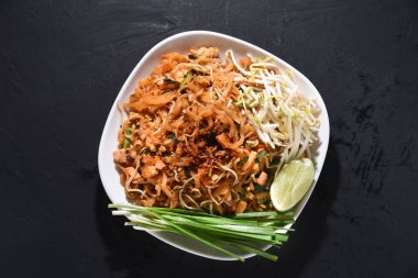 Pad Thai çok lezzetli Tayland yemekleri. Erişte Tayland sokak yemekleri..