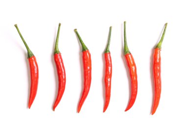 Beyaz arka planda dizilmiş taze kırmızı biber. Biber beyaz arkaplanda izole.
