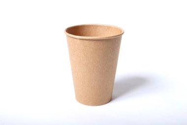 Beyaz arka planda kahverengi kağıt kahve fincanı.