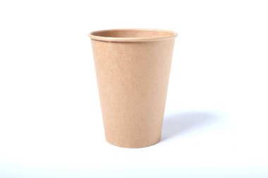 Beyaz arka planda kahverengi kağıt kahve fincanı.