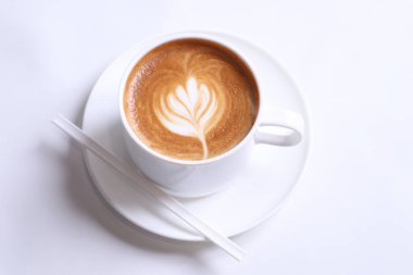 Arka planda kahve fincanı var.