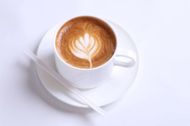 Arka planda kahve fincanı var.