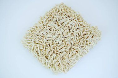 Beyaz arka planda hazır şehriye, hızlı şehriye, Japon eriştesi, makarna pişirme ve içecek.