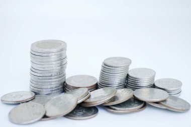 Para biriktirme kavramı. Beyaz arkaplanda paralar