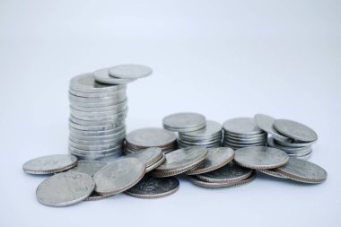 Para biriktirme kavramı. Beyaz arkaplanda paralar