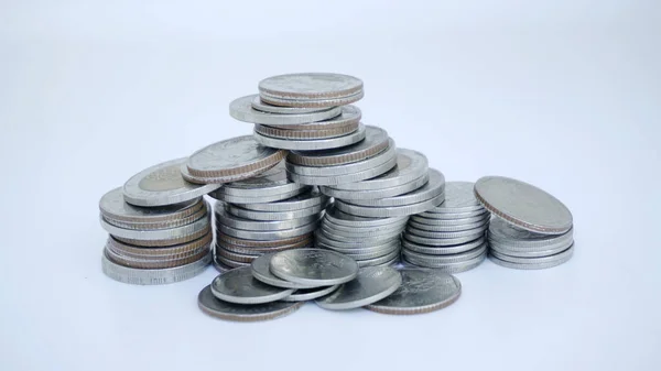 Concepto Monedas Pila Ahorrar Dinero Monedas Sobre Fondo Blanco — Foto de Stock
