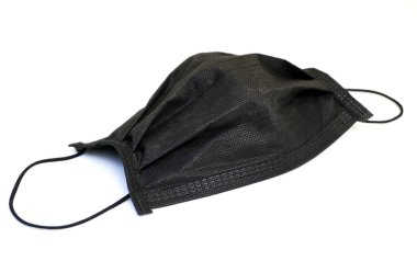 Tek kullanımlık yüz maskesi ağız ve burnu kapatır..