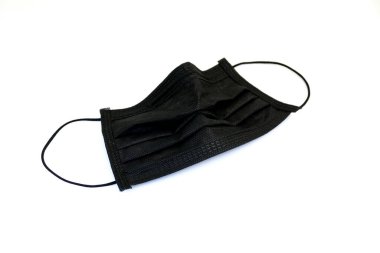 Tek kullanımlık yüz maskesi ağız ve burnu kapatır..