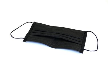 Tek kullanımlık yüz maskesi ağız ve burnu kapatır..