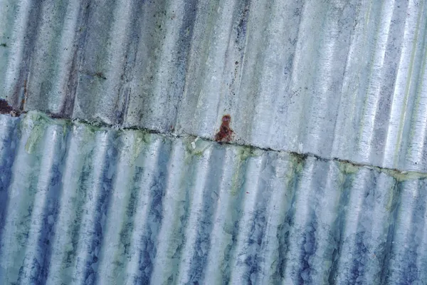 房屋旁边篱笆上旧锌表面镀锌生锈的结构作为背景 — 图库照片