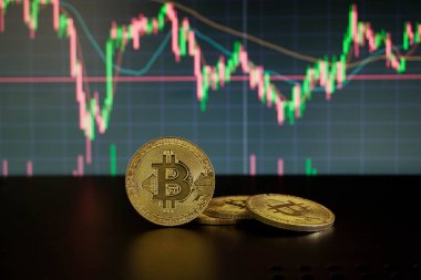 Bitcoin altın sikke ve çözülmüş grafik arka planı. Sanal kripto para birimi kavramı.