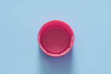 Masada kullanılmış şişe kapağı