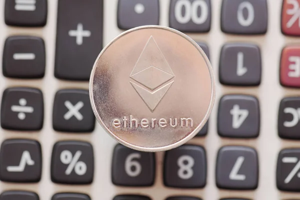 Bitcoin Münze Auf Einem Taschenrechner Auf Weißem Hintergrund — Stockfoto