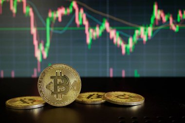 Bitcoin altın sikke ve çözülmüş grafik arka planı. Sanal kripto para birimi kavramı.