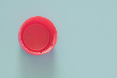Kırmızı plastik şişe kapağı. Plastik şişe kapağını geri dönüştür