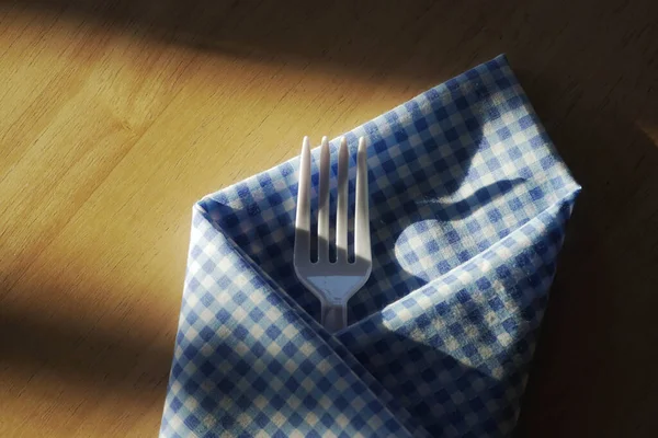 餐巾上的叉子和勺子 — 图库照片
