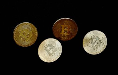 Siyah arka planda bitcoin 'ler. Bitcoin konsepti dijital bankacılık