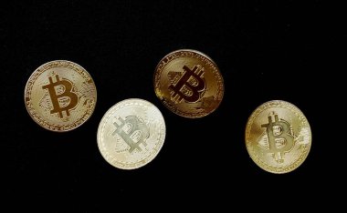 Siyah arka planda bitcoin 'ler. Bitcoin konsepti dijital bankacılık