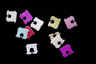 Ekmek torbasındaki plastik etiketler size haftanın hangi günü ekmeğin üzerinde pişirildiğini söyler..