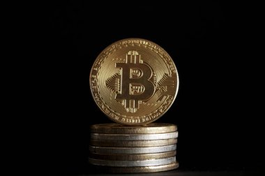 Siyah arkaplan üzerine bitcoin, şifreleme dijital para