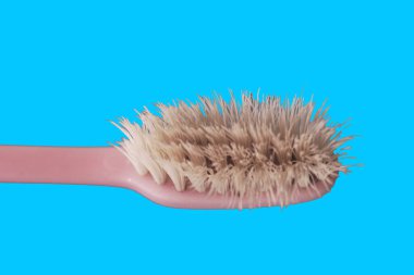 mavi arkaplanda eski diş fırçası