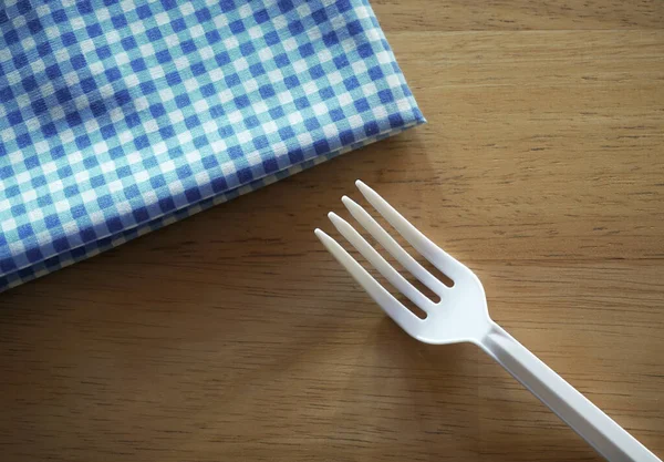 Vork Mes Een Servet Tafelkleed Houten Tafel — Stockfoto