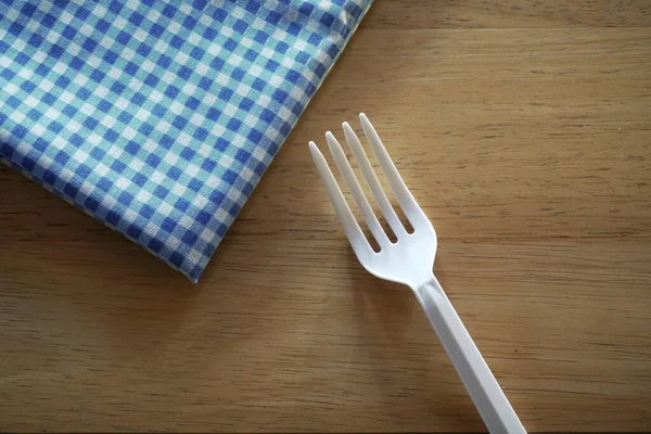 餐巾上的叉子和刀叉 木制桌子上的桌布 — 图库照片