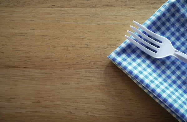 Gabel Und Messer Auf Serviettentischdecke Auf Holztisch — Stockfoto