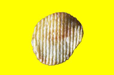Sarı arka planda patates cipsi