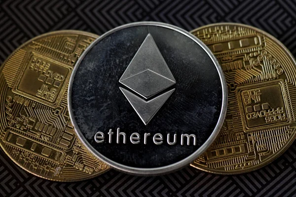 Siyah arkaplan üzerindeki ETH madeni para, konsept dijital bankacılık