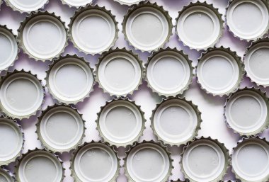 Şişe kapakları üzerinde beyaz izole