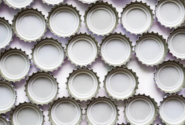 Şişe kapakları üzerinde beyaz izole