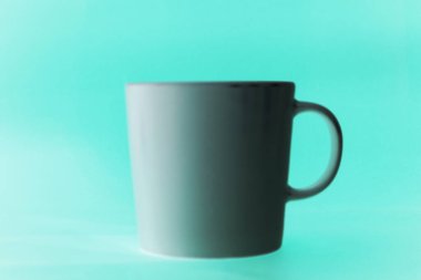 Mavi arkaplanda beyaz kupa