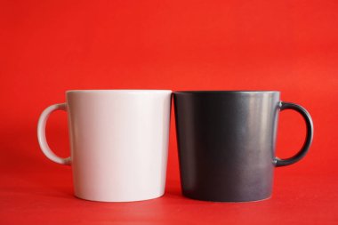 Kırmızı arkaplanlı bir fincan kahve.