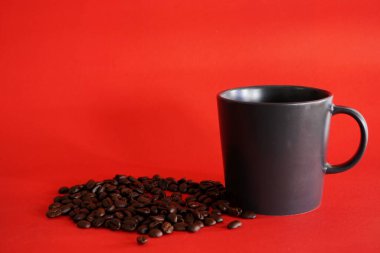 Kırmızı arkaplanlı bir fincan kahve.