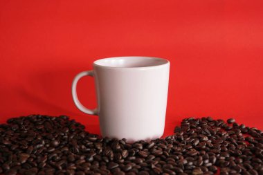 Kırmızı arkaplanlı bir fincan kahve.