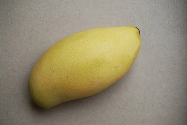Gul Mango Ett Bord Färsk Frukt — Stockfoto