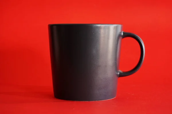 Taza Negra Sobre Fondo Rojo — Foto de Stock