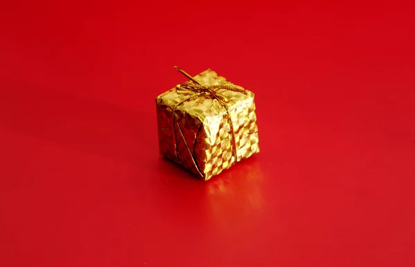 Χριστουγεννιάτικα Κουτιά Δώρων Κόκκινο Φόντο — Φωτογραφία Αρχείου