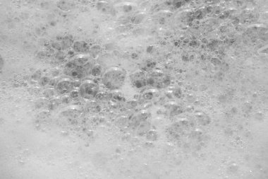 Şampuan köpüğü ve sabun köpüğü banyoda.