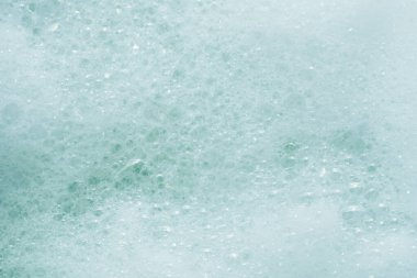 Şampuan köpüğü ve sabun köpüğü banyoda.