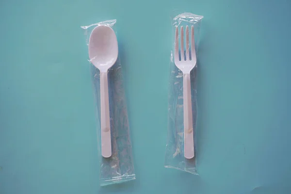 Masada plastik kaşık ve çatal var.