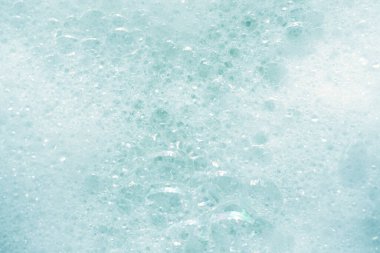 Şampuan köpüğü ve sabun köpüğü banyoda.