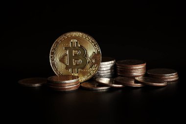 Kara arka planda para yığını, para biriktirme kavramı