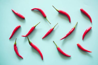 Mavi arka plan üzerinde kırmızı sıcak biber