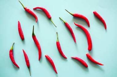 Mavi arka plan üzerinde kırmızı sıcak biber