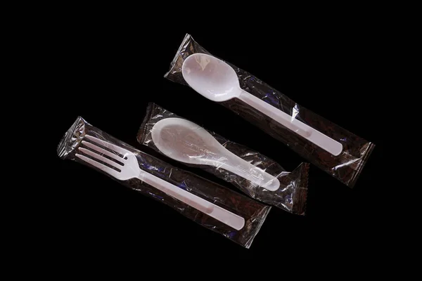桌上的塑料勺子和叉子 — 图库照片