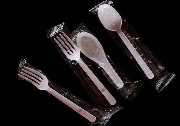 桌上的塑料勺子和叉子 — 图库照片