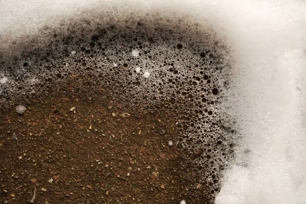 Şampuan köpüğü ve sabun köpüğü banyoda.