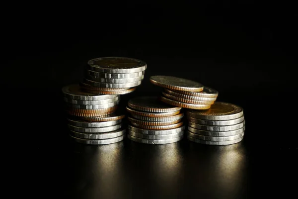 Στοίβα Νομισμάτων Μαύρο Φόντο Εξοικονόμηση Χρημάτων Έννοια — Φωτογραφία Αρχείου